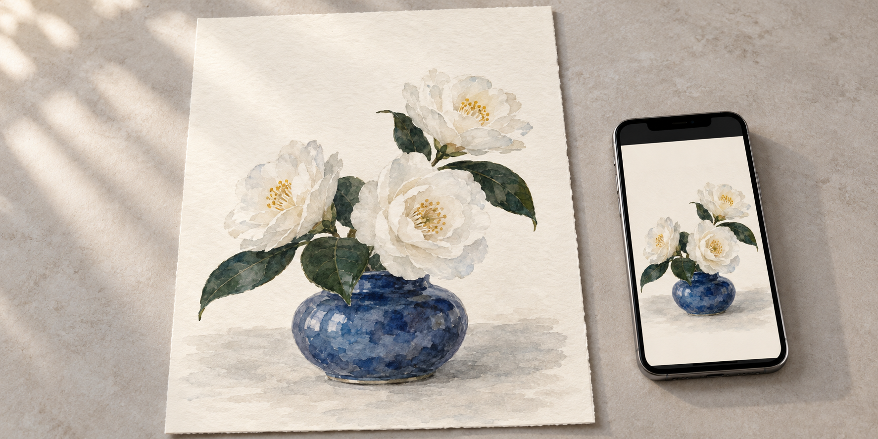 白い花と青い器の絵と、その絵を表示したスマートフォン