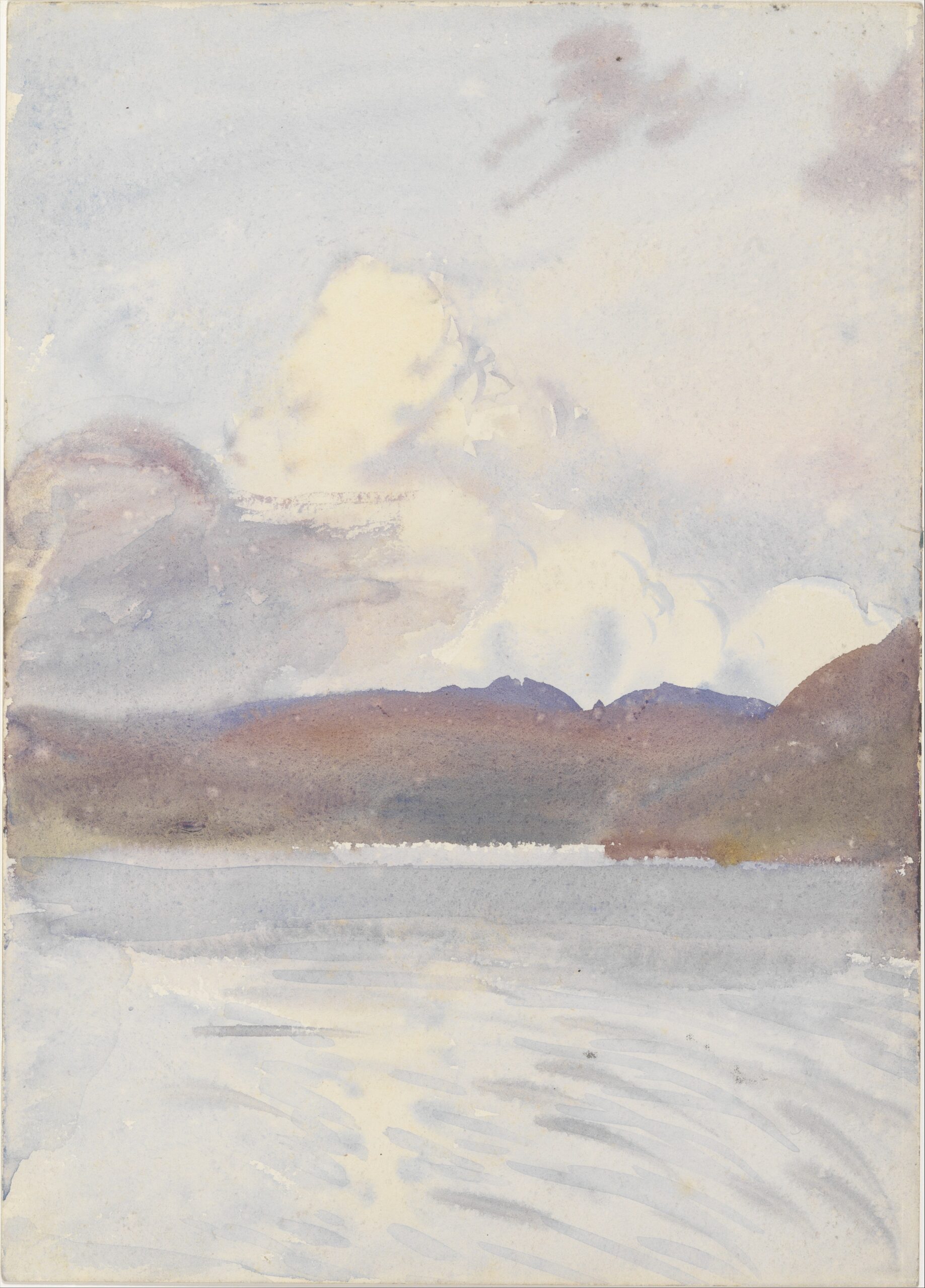 淡い空の下に山並みと水辺を描いた、縦長の水彩画。