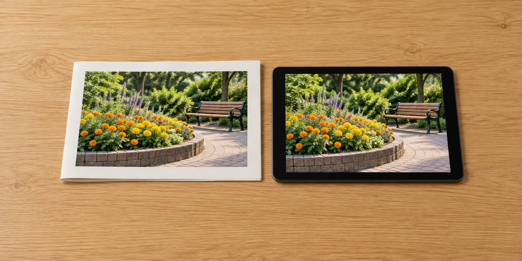 花壇とベンチの写真を載せた紙面と、花壇の写真を映すタブレットを木の机に並べている。