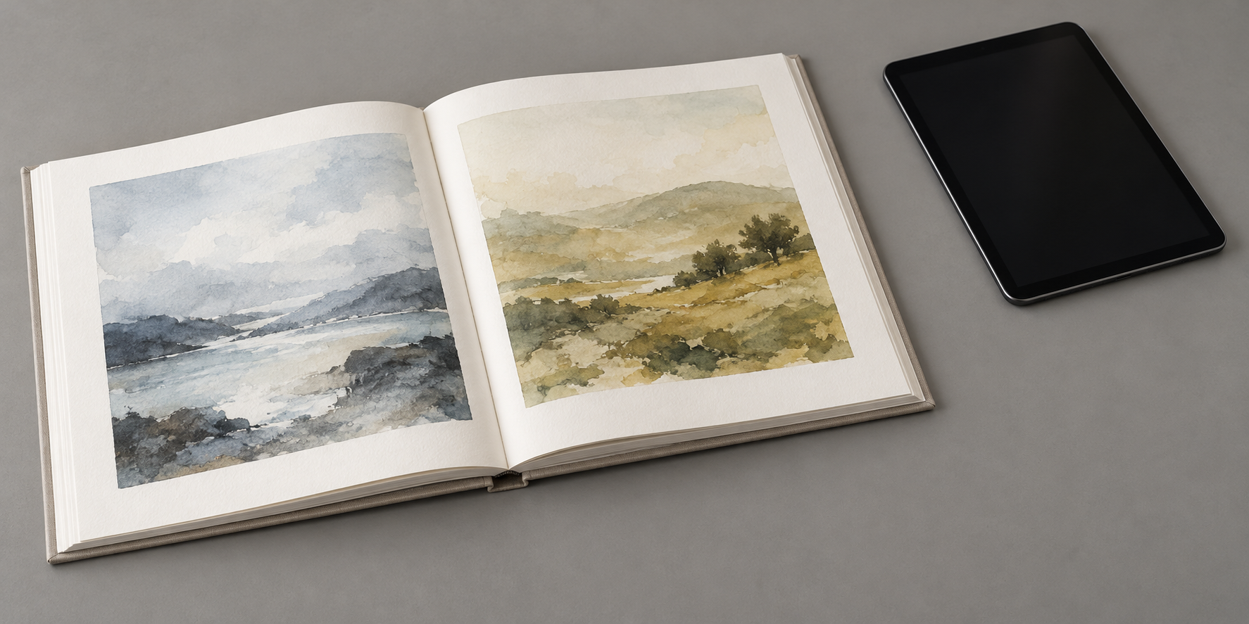 青灰色と黄土緑の水彩を載せた開き本と、画面を消したタブレット