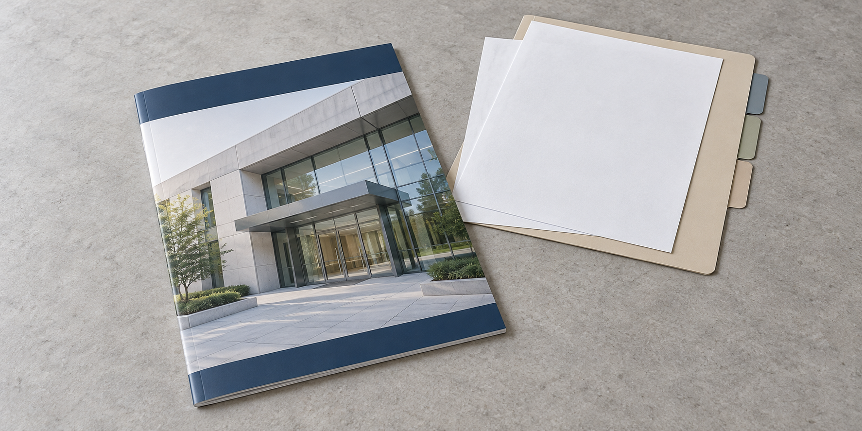 無名の建物写真を表紙にした会社案内と、白紙の確認用資料を重ねたフォルダー
